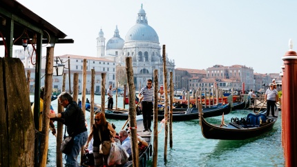 Влюбленная парочка украла в Венеции гондолу